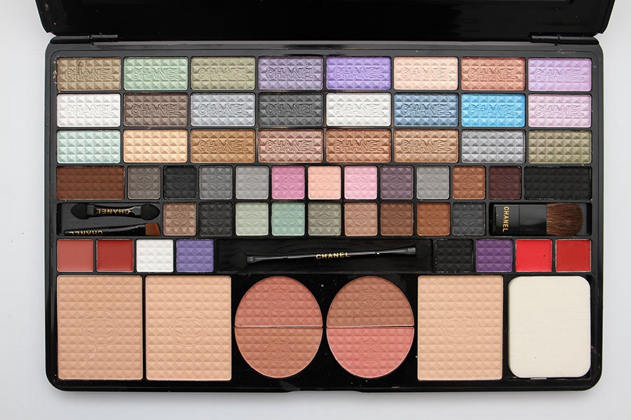 1105 . -  Chanel 61 color makeup plate (B)