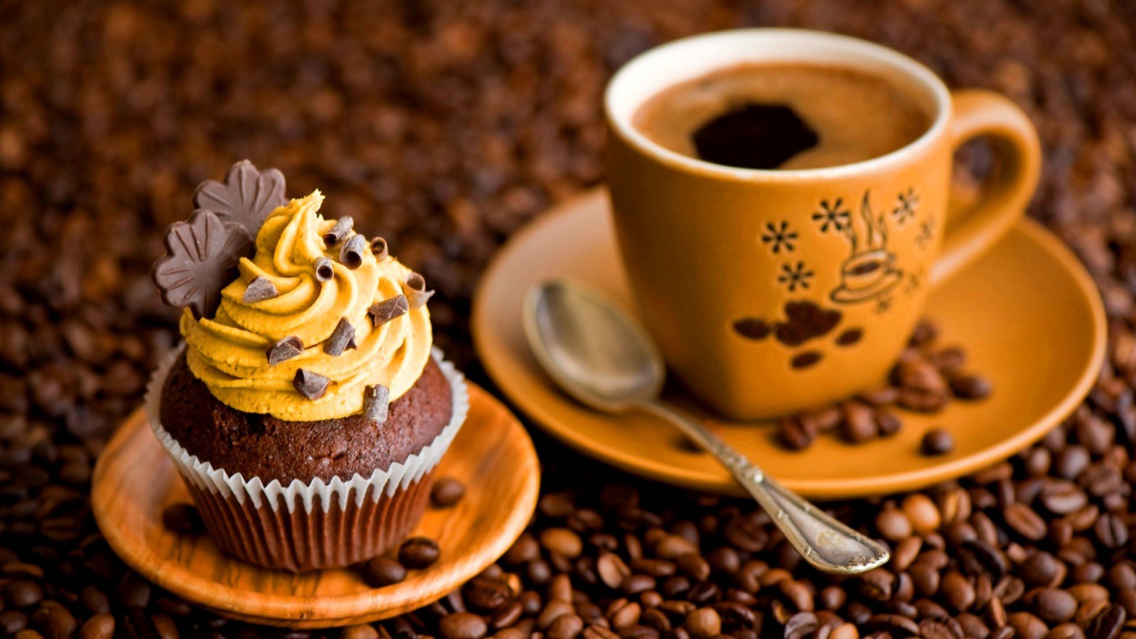 Cupcake cream and cup coffee-1600x900.jpg