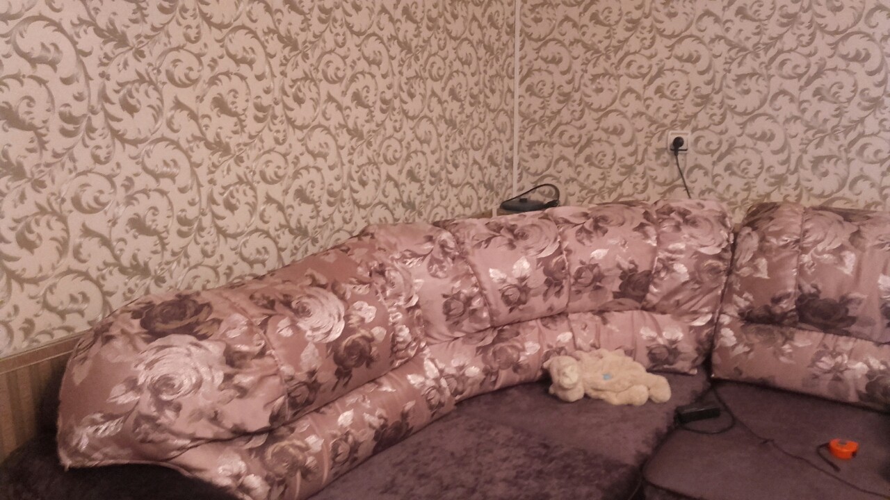 Диван такой стоит.
