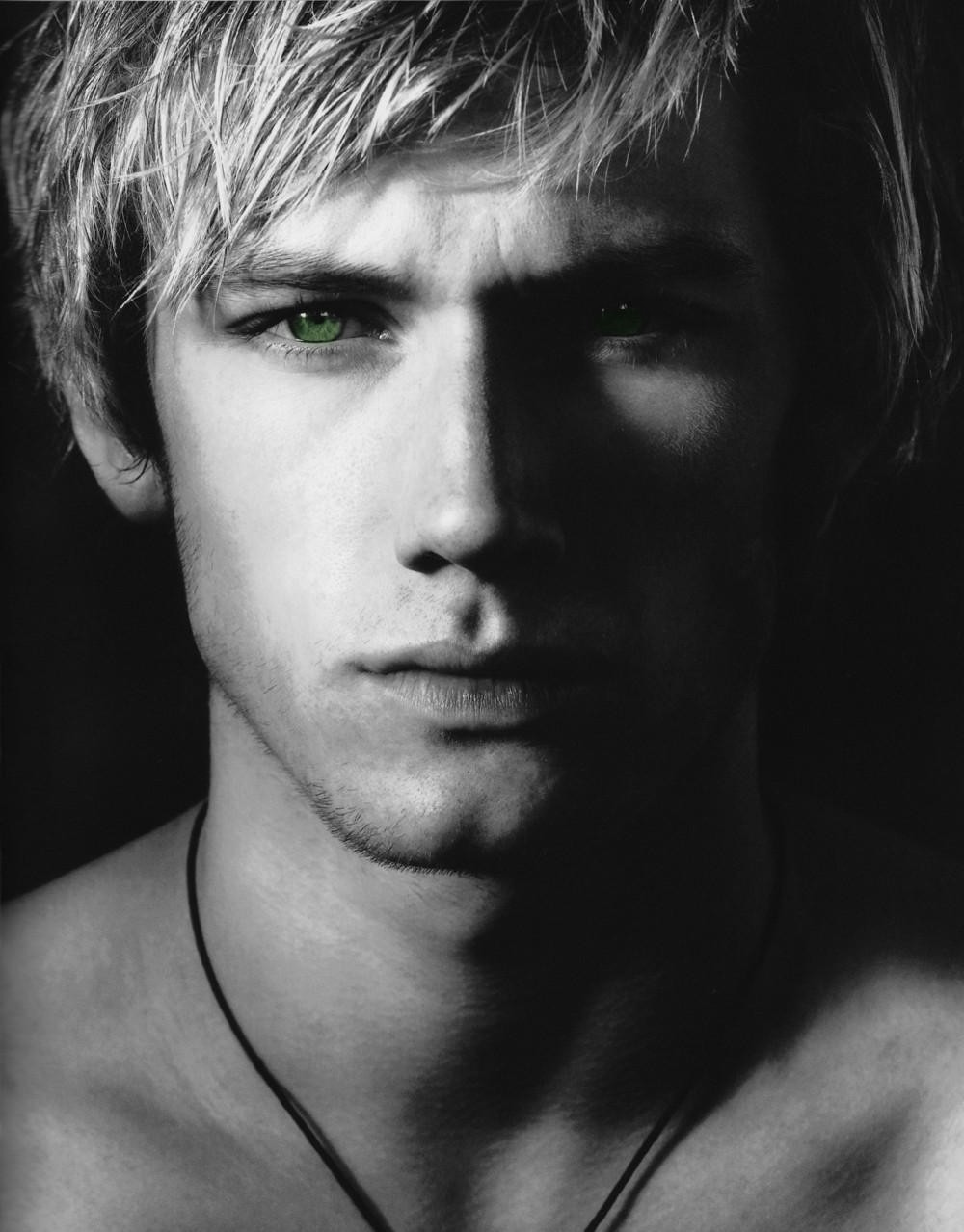 Alex-pettyfer-original-burberry-474936033.jpg