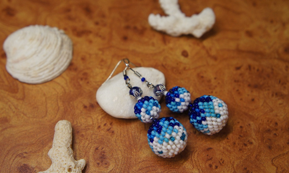 Море солнце и песок.... Серьги-бусины из бисера. 350 руб.