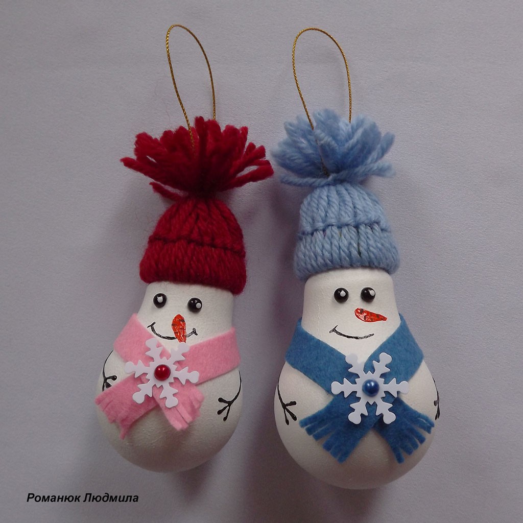 Снеговики из лампочек