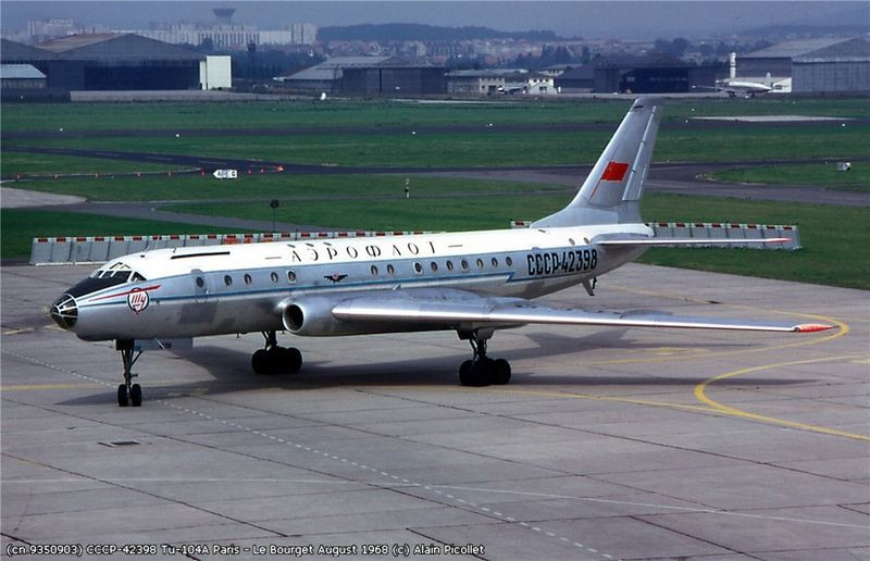 800px-Tu-104.jpg