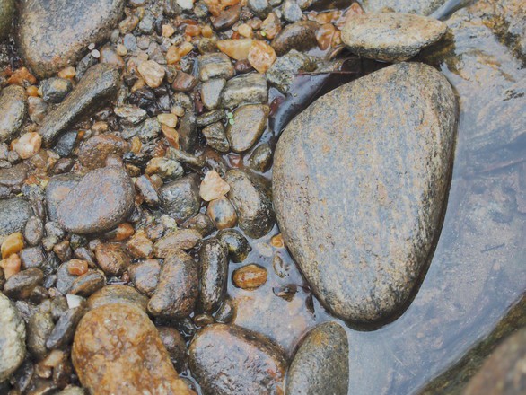 Hdr-river-rocks-1635112.jpg