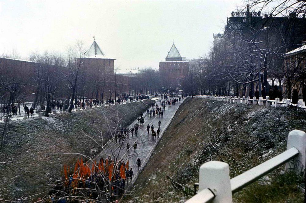 309735-Zelenskiy-sezd-Kladovaya-i-Dmitrovskaya-bashni-Kremlya-1986.jpg