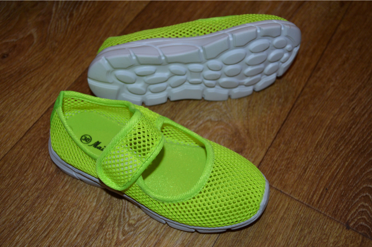 Вес около 0,18кг с коробкой, 30 стелька -18,2см