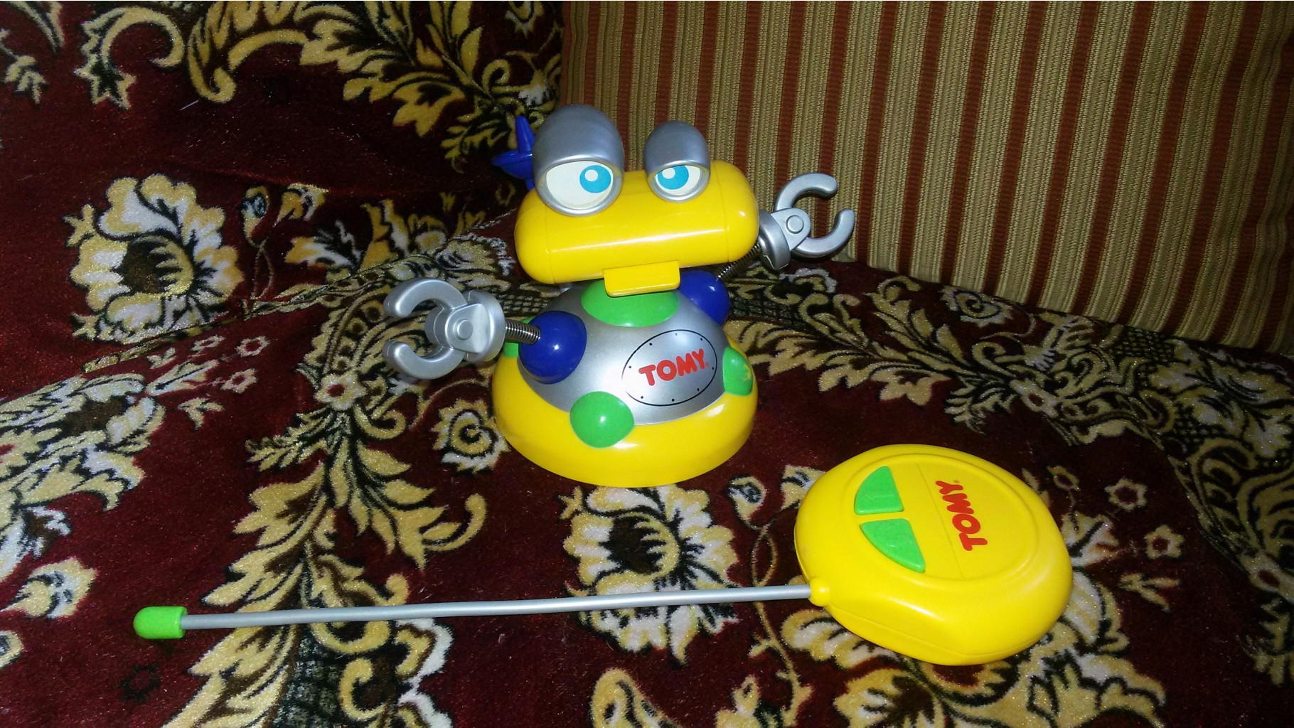 робот радиоуправляемый с п/у Tomy. 500 руб