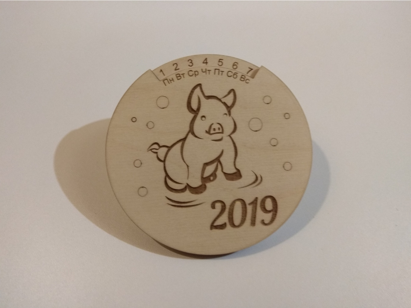 100 рублей. Календарь на 2019 год на магните
