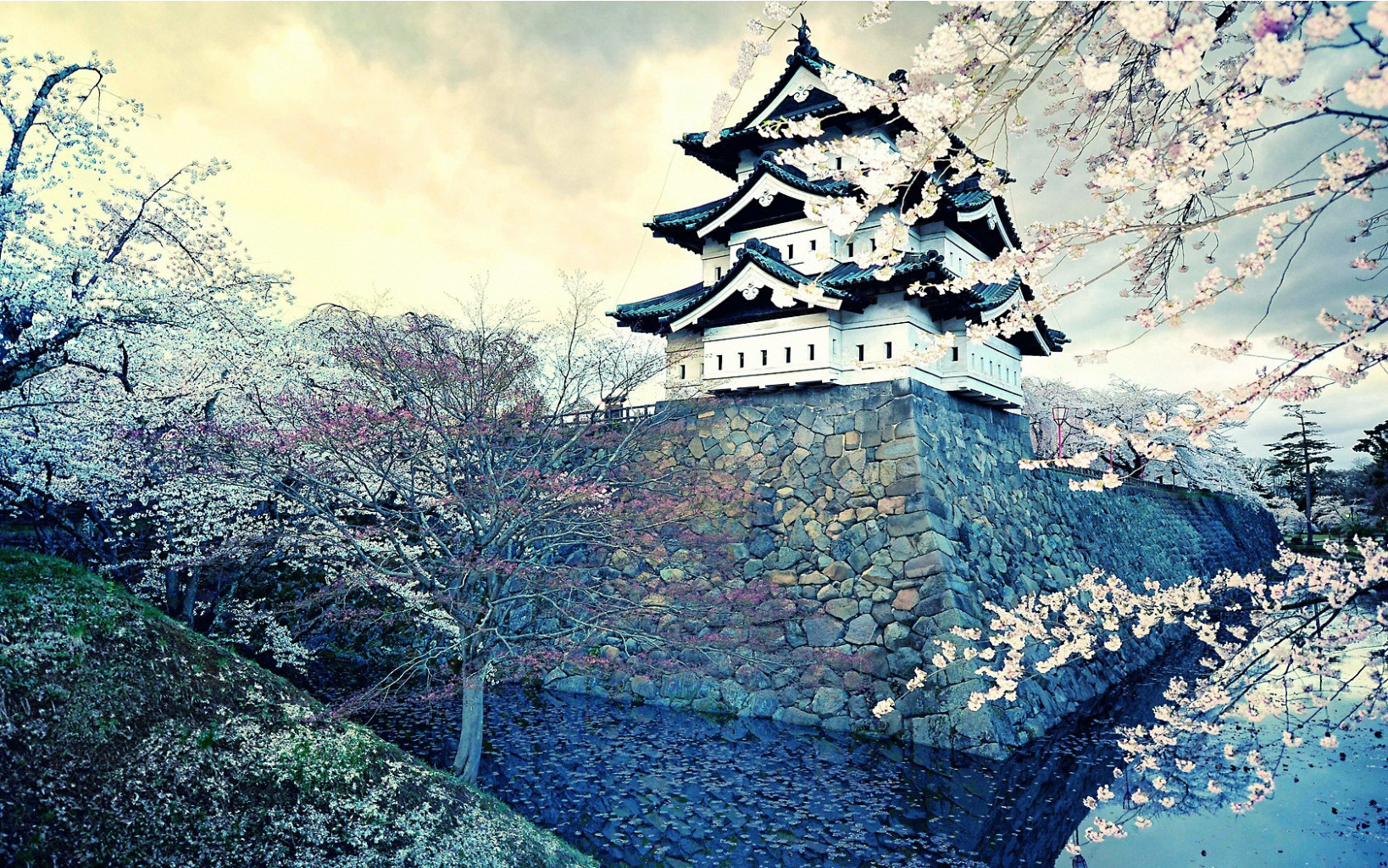 Japan-castles-hirosaki-castle-1400x1050-wallpaper  .jpg