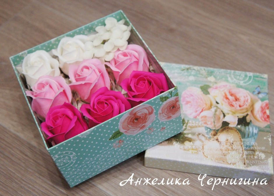 Цена такой коробочки из 8 розочек и 1-й гортензии 500 руб.