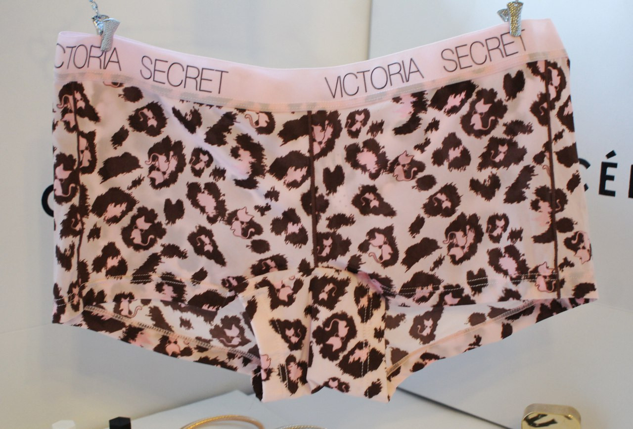   44-46 , VICTORIA SECRET . 100,  +50